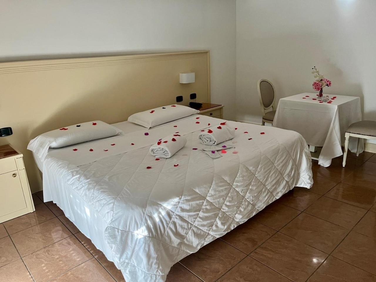 Hotel Giulia Ocean Club Qualiano Esterno foto